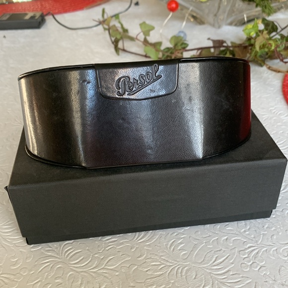 Persol Sunglasses
Tortoise/Green
Hand Made in Italy
Excellent Condition - Picture 6 of 6